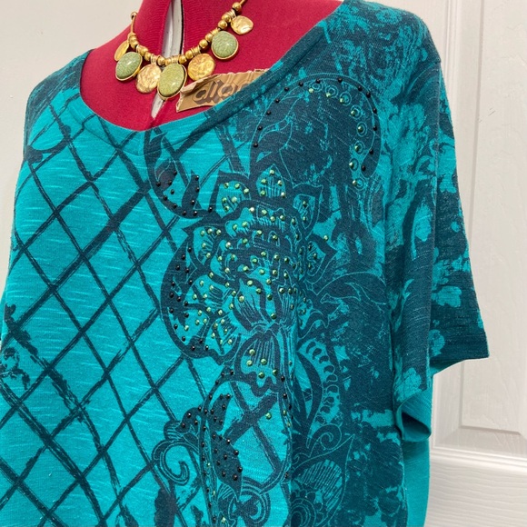 Relaxed fit women green & black embellished short sleeve knit top. Size 1X. Use. - Picture 2 of 9